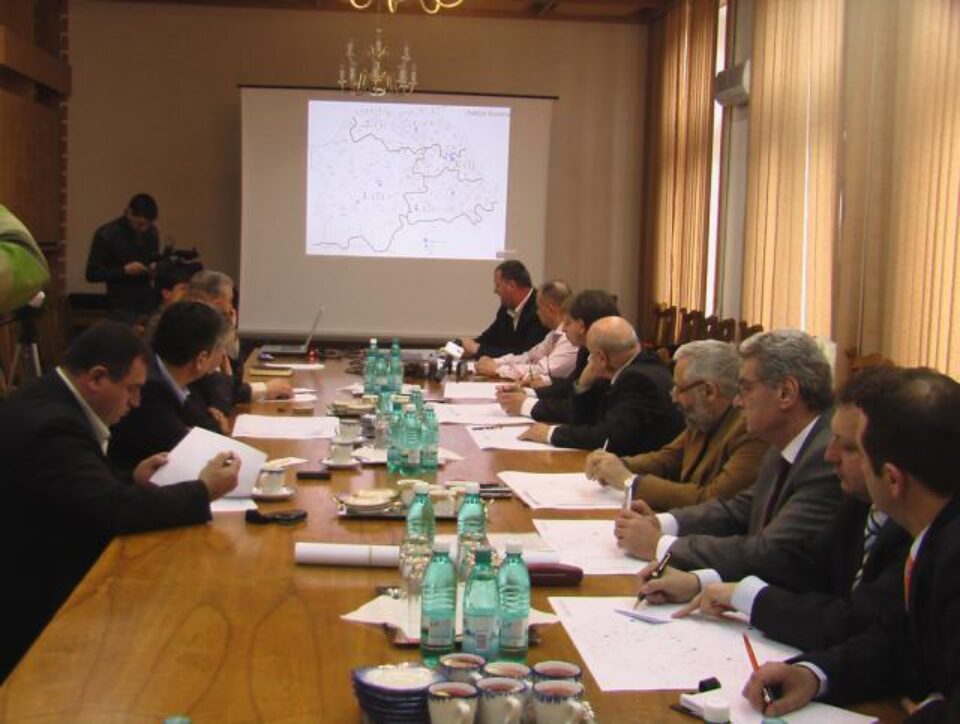 Întâlnirea prefectului cu parlamentari și reprezentanți ai tuturor partidelor politice parlamentare din județ Întâlnirea prefectului cu parlamentari și reprezentanți ai tuturor partidelor politice parlamentare din județ