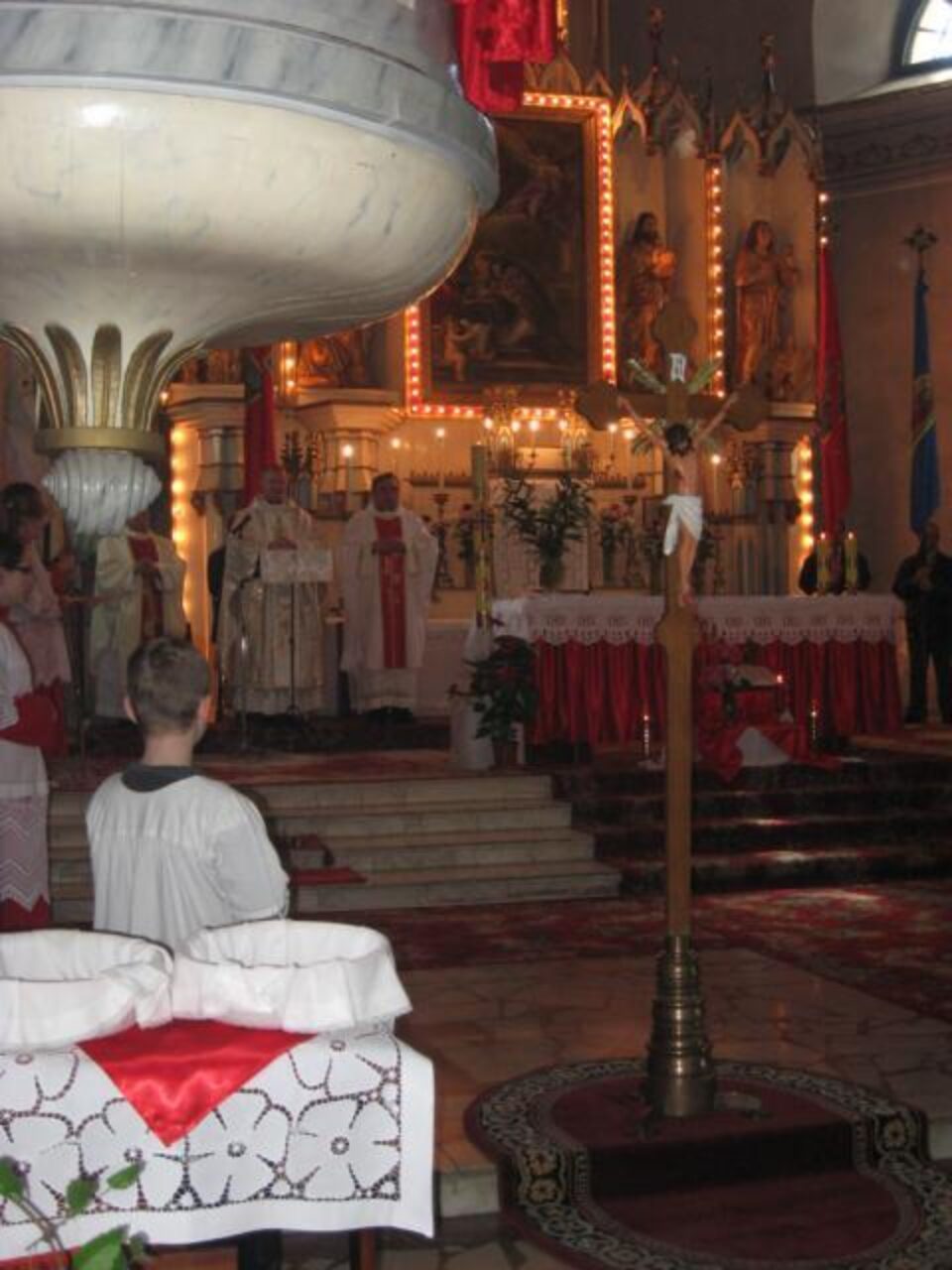 Sâmbătă și duminică: Sute de catolici au participat la slujbele dedicate Învierii Domnului