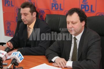 Romică Andreica și Dumitru Pardău afirmă că instituția Consiliului Județean a efectuat plăți în lei prin bănci comerciale și nu prin Trezorerie