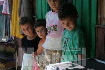 Îngrijorător: Aproape 4.000 de copii au ambii părinți plecați în străinătate