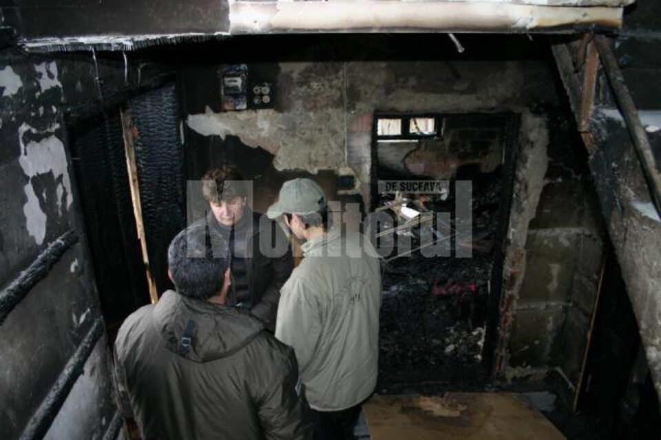 Camelia Luca și fiul ei, în casa distrusă de flacări Camelia Luca și fiul ei, în casa distrusă de flacări