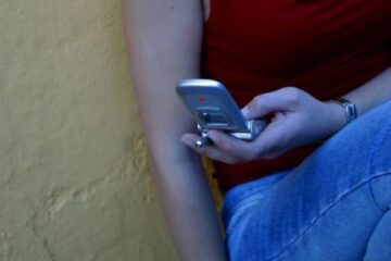 Dependența de internet și telefonul mobil, un fenomen în creștere constantă