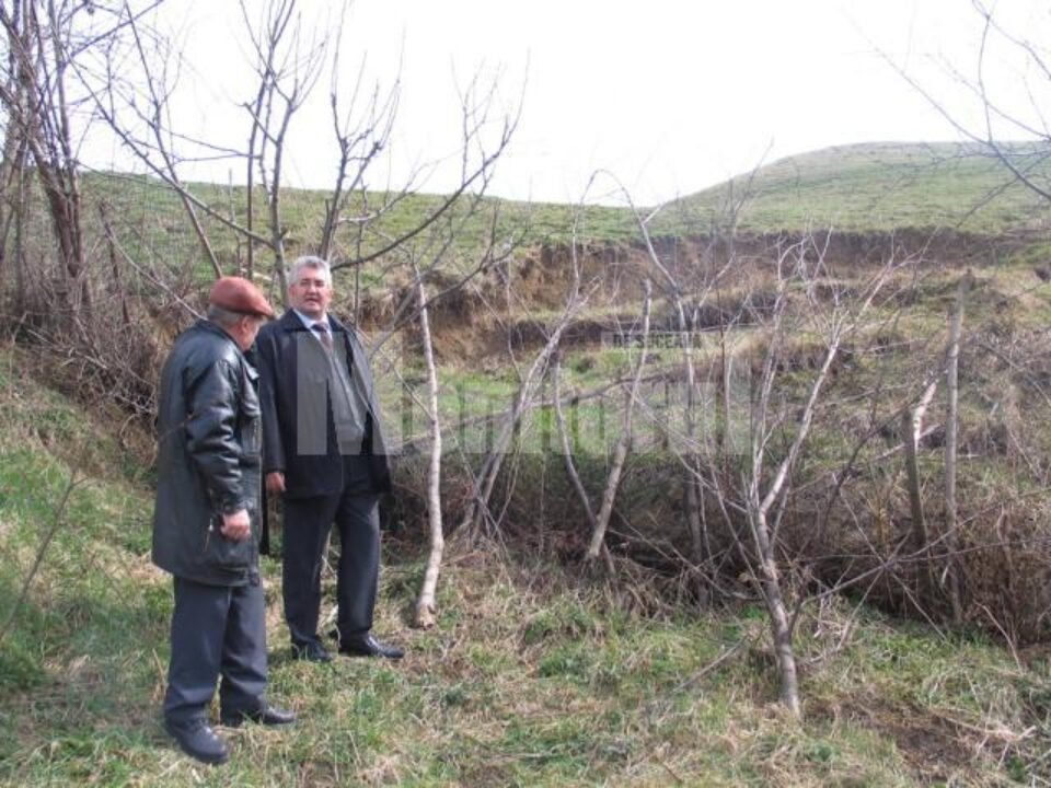 Ion Lungu studiind alunecările de teren de pe Dealul Teodoreni Ion Lungu studiind alunecările de teren de pe Dealul Teodoreni