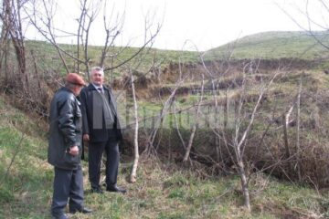Ion Lungu studiind alunecările de teren de pe Dealul Teodoreni