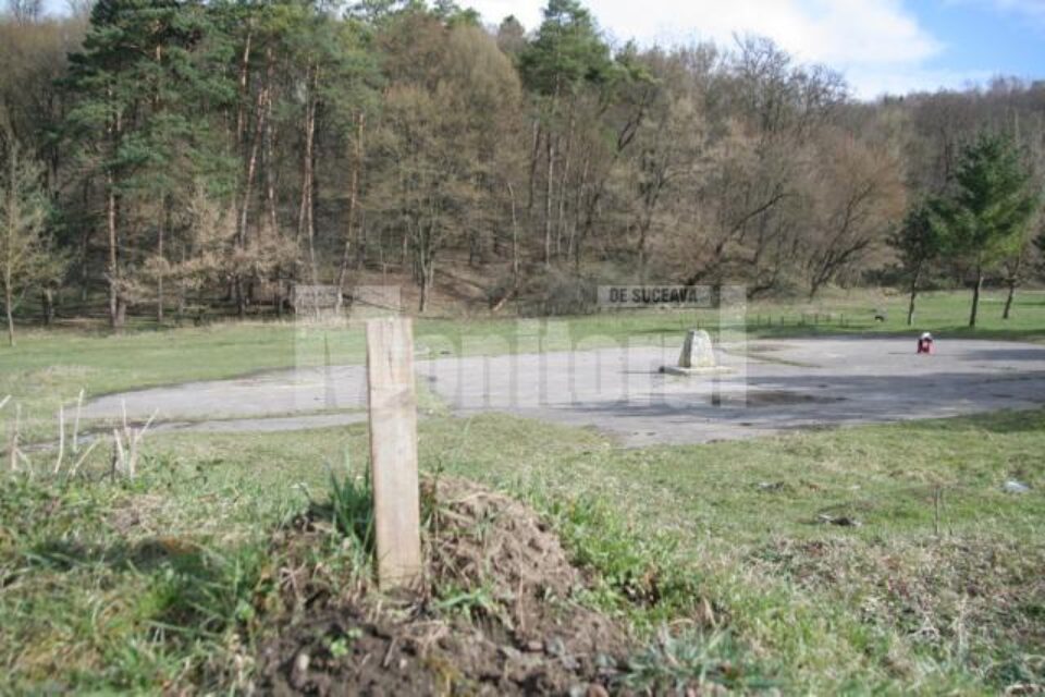 În situl arheologic „oraș medieval Suceava”, o firmă intenționează să construiască „ansamblul rezidențial Șipote”. În situl arheologic „oraș medieval Suceava”, o firmă intenționează să construiască „ansamblul rezidențial Șipote”.