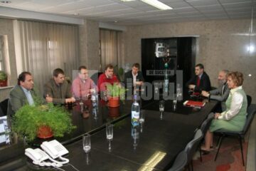 Întâlnire între viceprimarul Sucevei, Angela Zarojanu, și o delegație a administrației locale din Chișinău