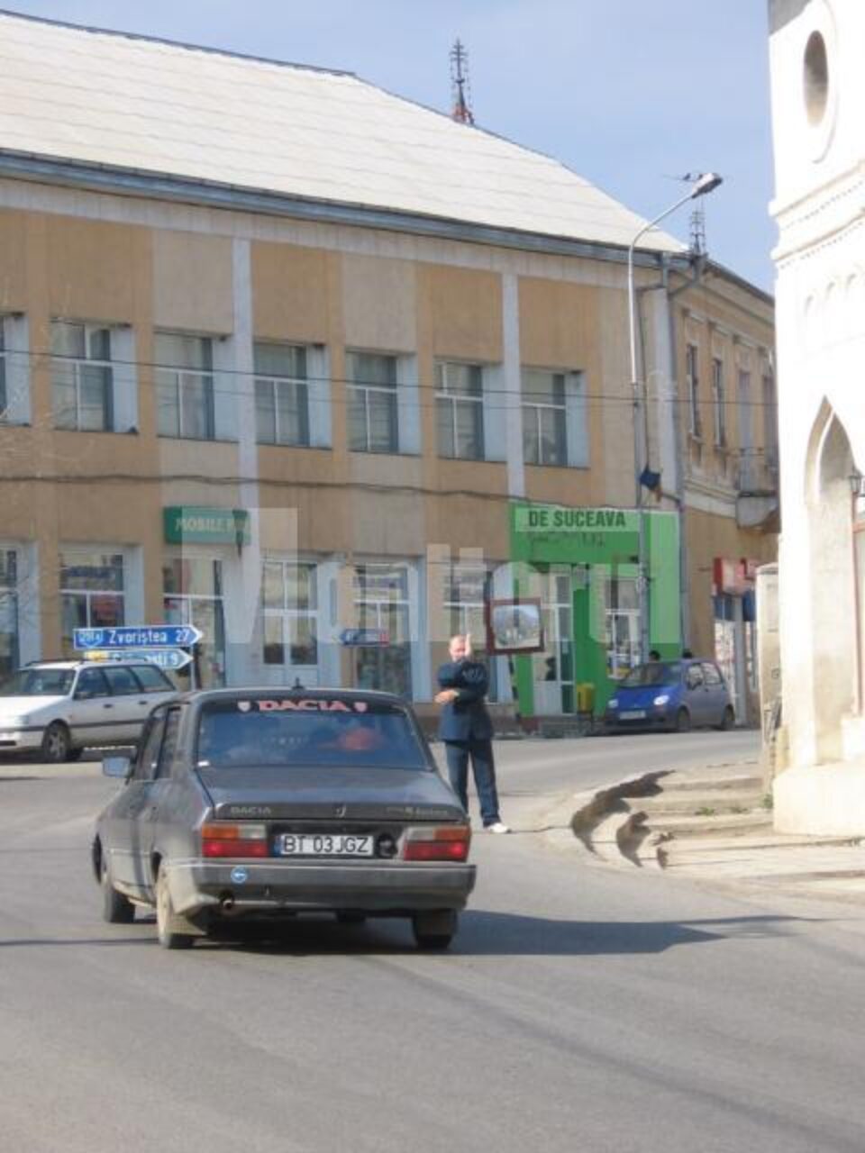 Circulația din Siret, dirijată de un „agent” cu costum și adidași Circulația din Siret, dirijată de un „agent” cu costum și adidași