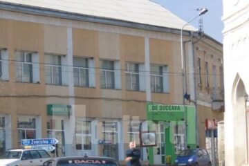 Circulația din Siret, dirijată de un „agent” cu costum și adidași