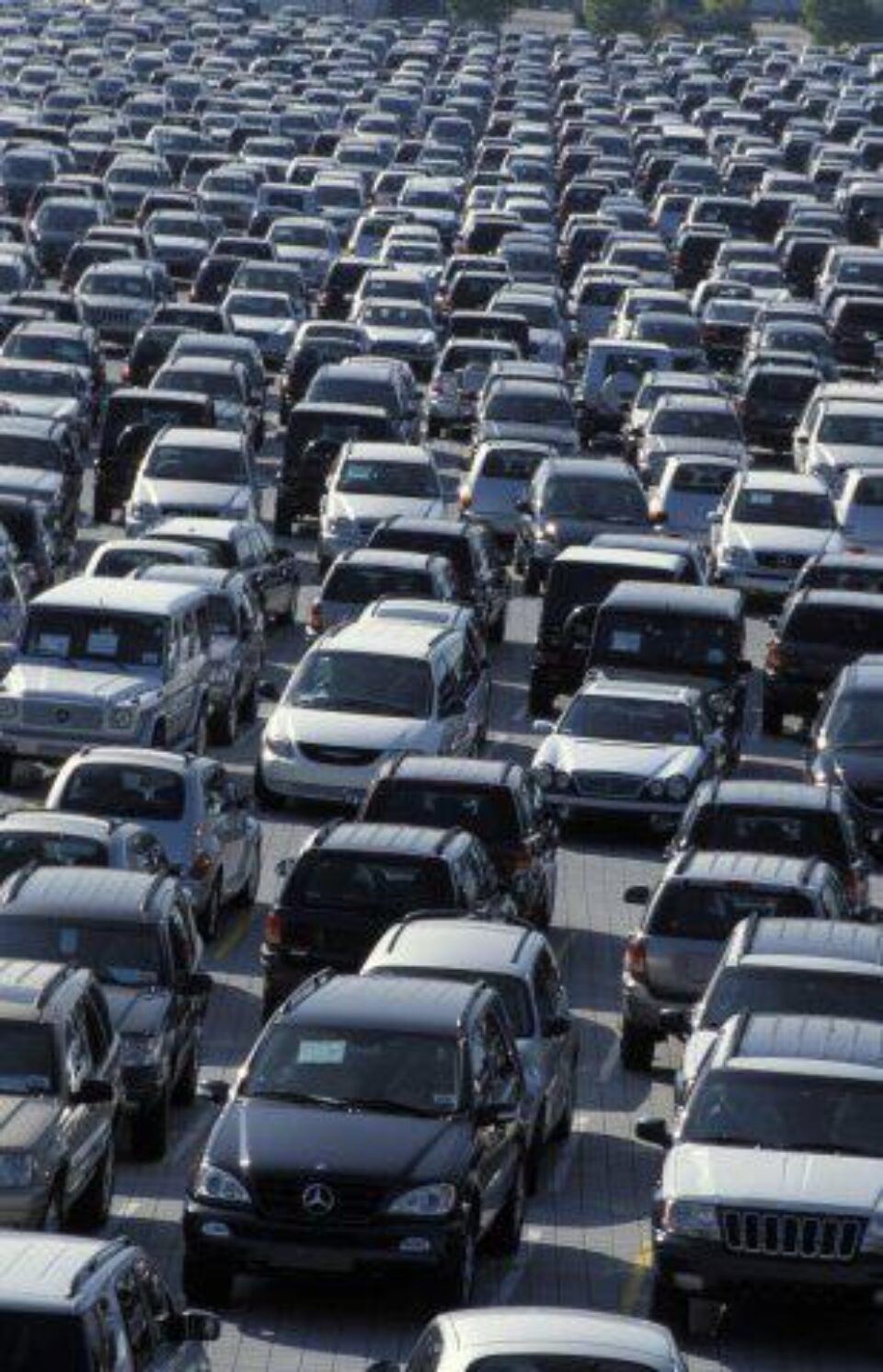 Taxa auto crește pentru mașinile noi și scade pentru autovehiculele vechi de import