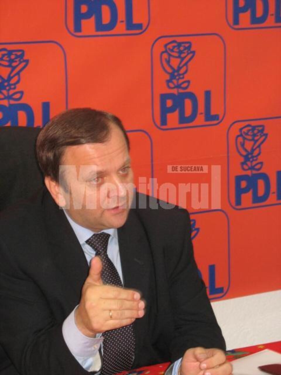 Acuze: Flutur îl acuză pe Mîrza că abuzează de dansatorii de la un ansamblu folcloric