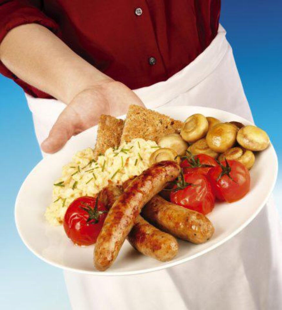Un cârnat sau trei felii de bacon pe zi cresc cu 20% riscurile de a dezvolta un cancer de colon