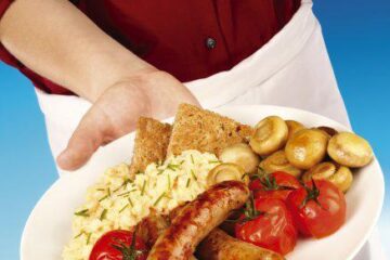 Un cârnat sau trei felii de bacon pe zi cresc cu 20% riscurile de a dezvolta un cancer de colon