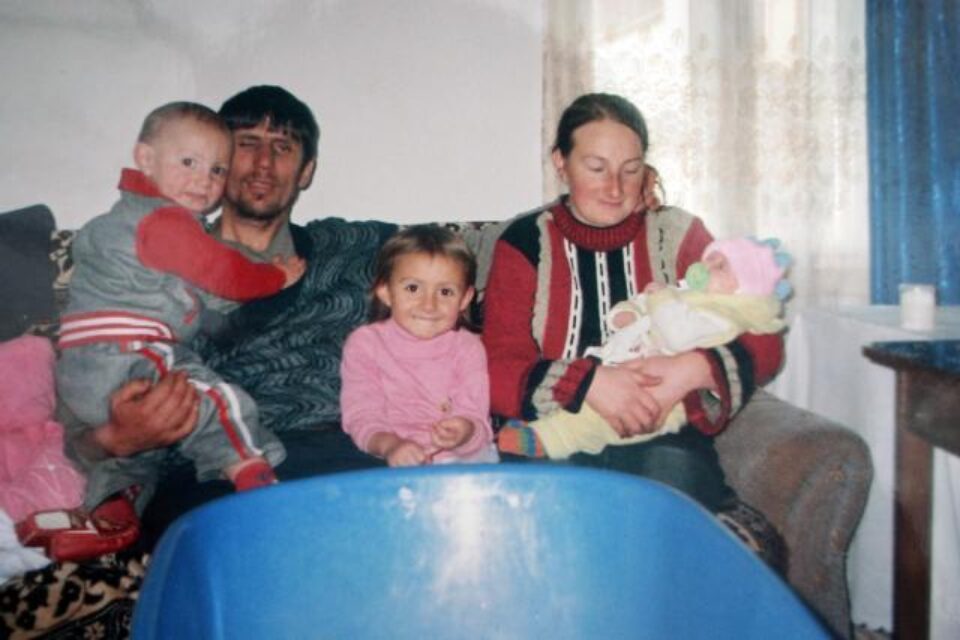 Familia Alexandru. Rebeca e ținută în brațe de mama ei.