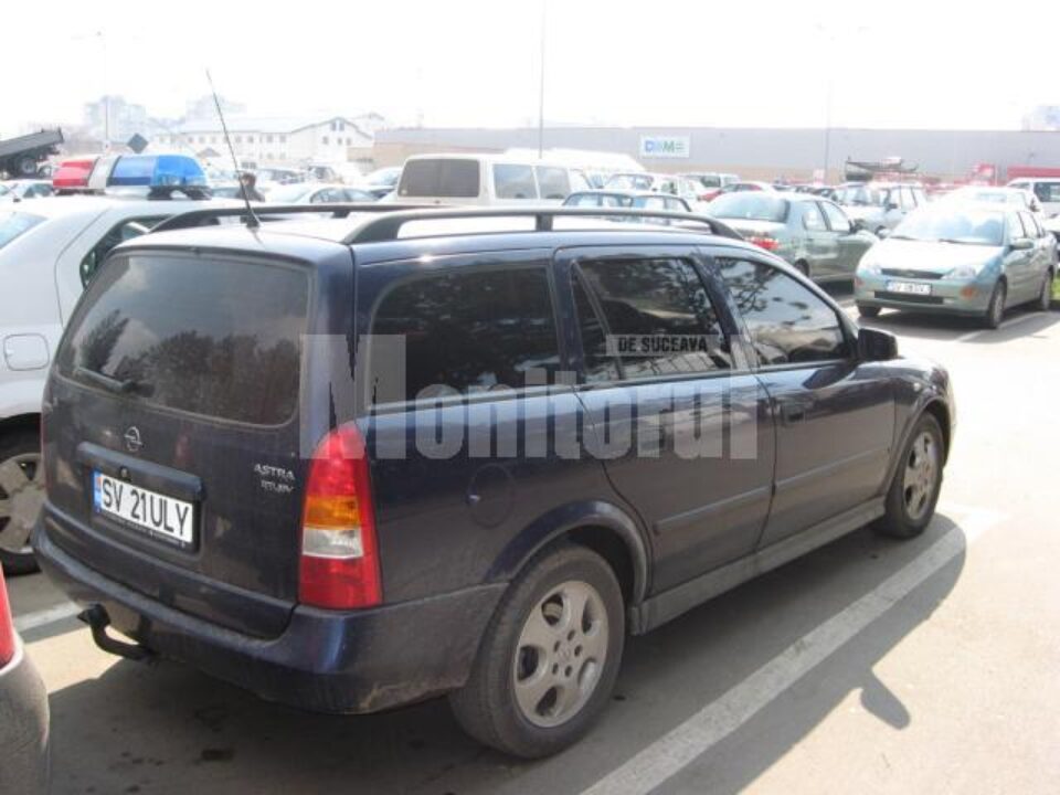 Tupeu dus la extrem: Legislația rutieră, încălcată grosolan chiar de polițiști de la Circulație