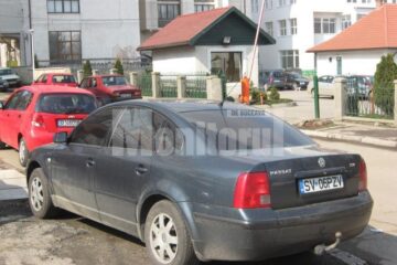 Toate cele cinci mașini fotografiate de reporterii ziarului au camuflate si geamurile laterale din față