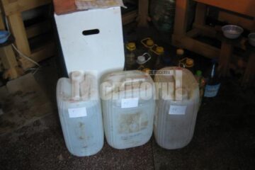 Captură: Șapte sute de litri de rachiu, confiscați dintr-un depozit din Rădăuți