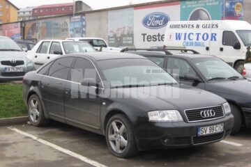 Miercuri, geamurile laterale ale autoturismului agentului Colibaba erau camuflate cu folii negre