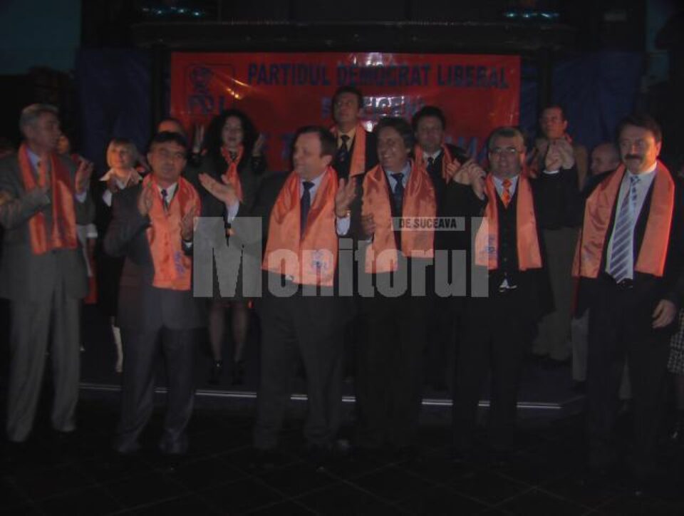 Primarul municipiului Fălticeni, Vasile Tofan, a fost lansat de PD- L, ieri, în mod oficial în cursa pentru un nou mandat Primarul municipiului Fălticeni, Vasile Tofan, a fost lansat de PD- L, ieri, în mod oficial în cursa pentru un nou mandat
