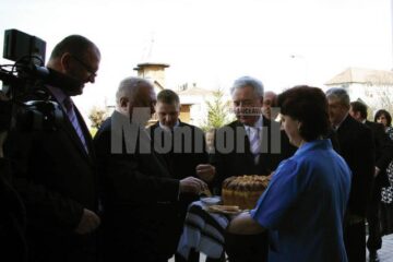 Primarul orașului Viena, dr. Michael Häupl, intâmpinat cu pâine și sare de primarul Rădăuțiului, Mihai Frunză