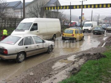 De cinci zile: Ploaia a transformat în mlaștină drumul de sub pasarela Șcheia