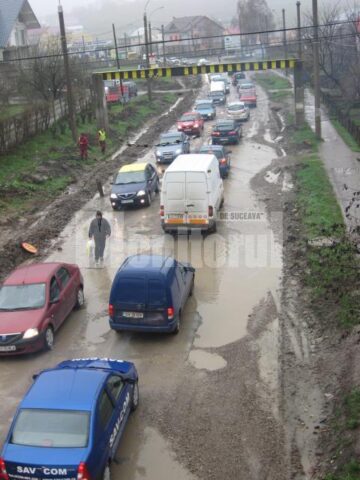 De cinci zile: Ploaia a transformat în mlaștină drumul de sub pasarela Șcheia