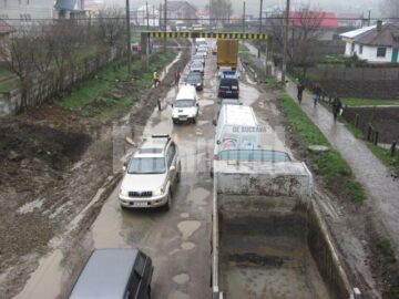 De cinci zile: Ploaia a transformat în mlaștină drumul de sub pasarela Șcheia
