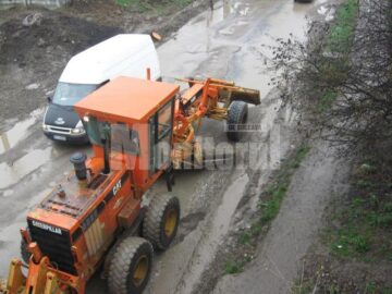 De cinci zile: Ploaia a transformat în mlaștină drumul de sub pasarela Șcheia