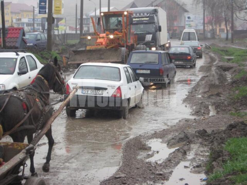 Drumul de sub pasarela de la Scheia, transformat în mlaștină
