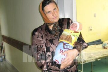 Carmen Federciuc ține în brațe al șaptesprezecelea copil