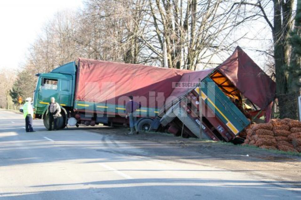 Remorca s-a răsturnat în șanțul din apropierea șoselei, peste o conductă de gaz