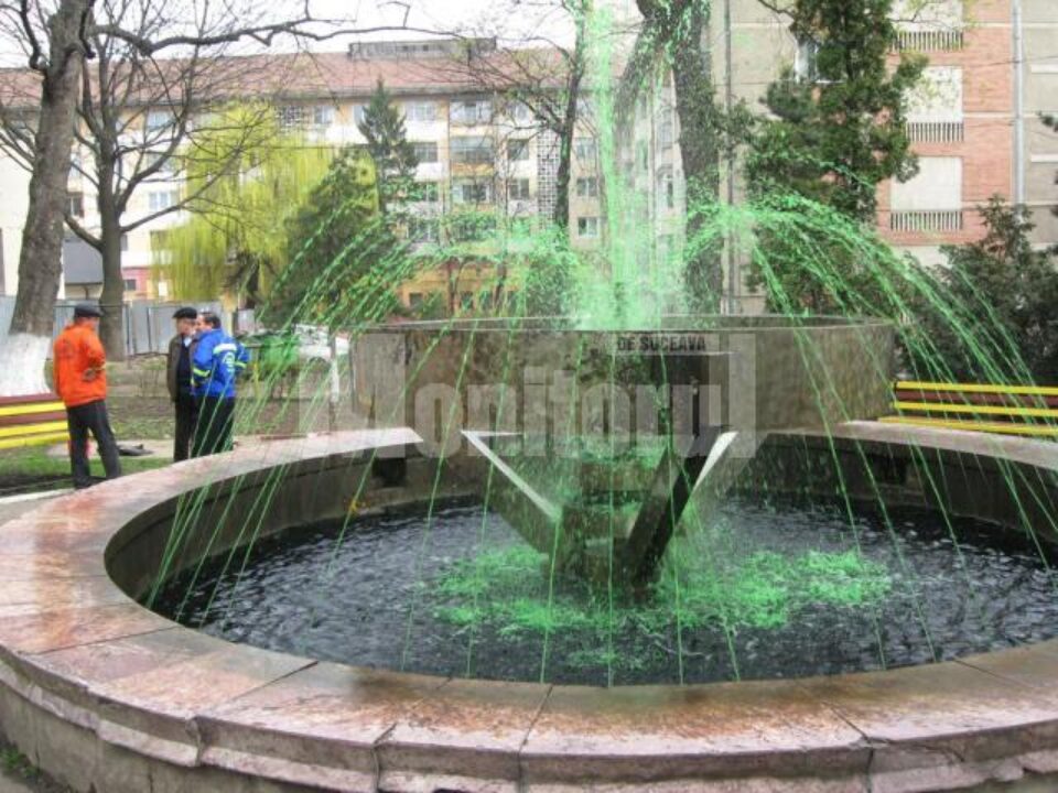 Fântâna arteziană cu apă colorată Fântâna arteziană cu apă colorată