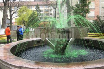 Fântâna arteziană cu apă colorată