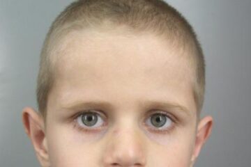 Cine îl cunoaște?: Polițiștii încearcă să stabilească identitatea unui copil găsit hoinărind prin Fălticeni