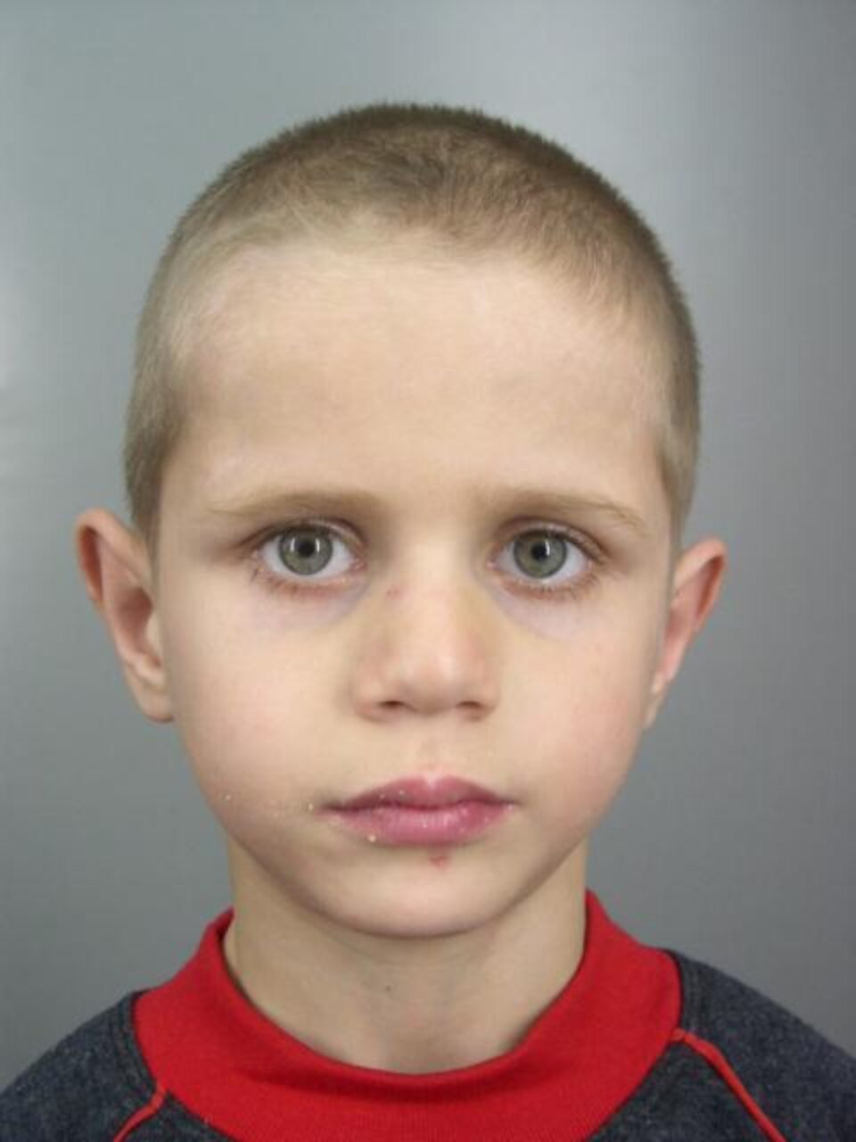 Cine îl cunoaște?: Polițiștii încearcă să stabilească identitatea unui copil găsit hoinărind prin Fălticeni Cine îl cunoaște?: Polițiștii încearcă să stabilească identitatea unui copil găsit hoinărind prin Fălticeni