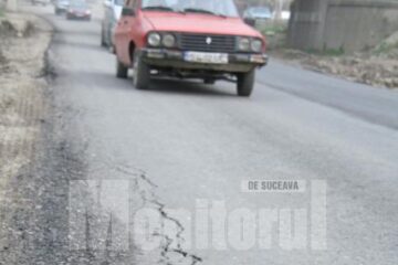 Asfaltul a crăpat pe margini încă din prima zi