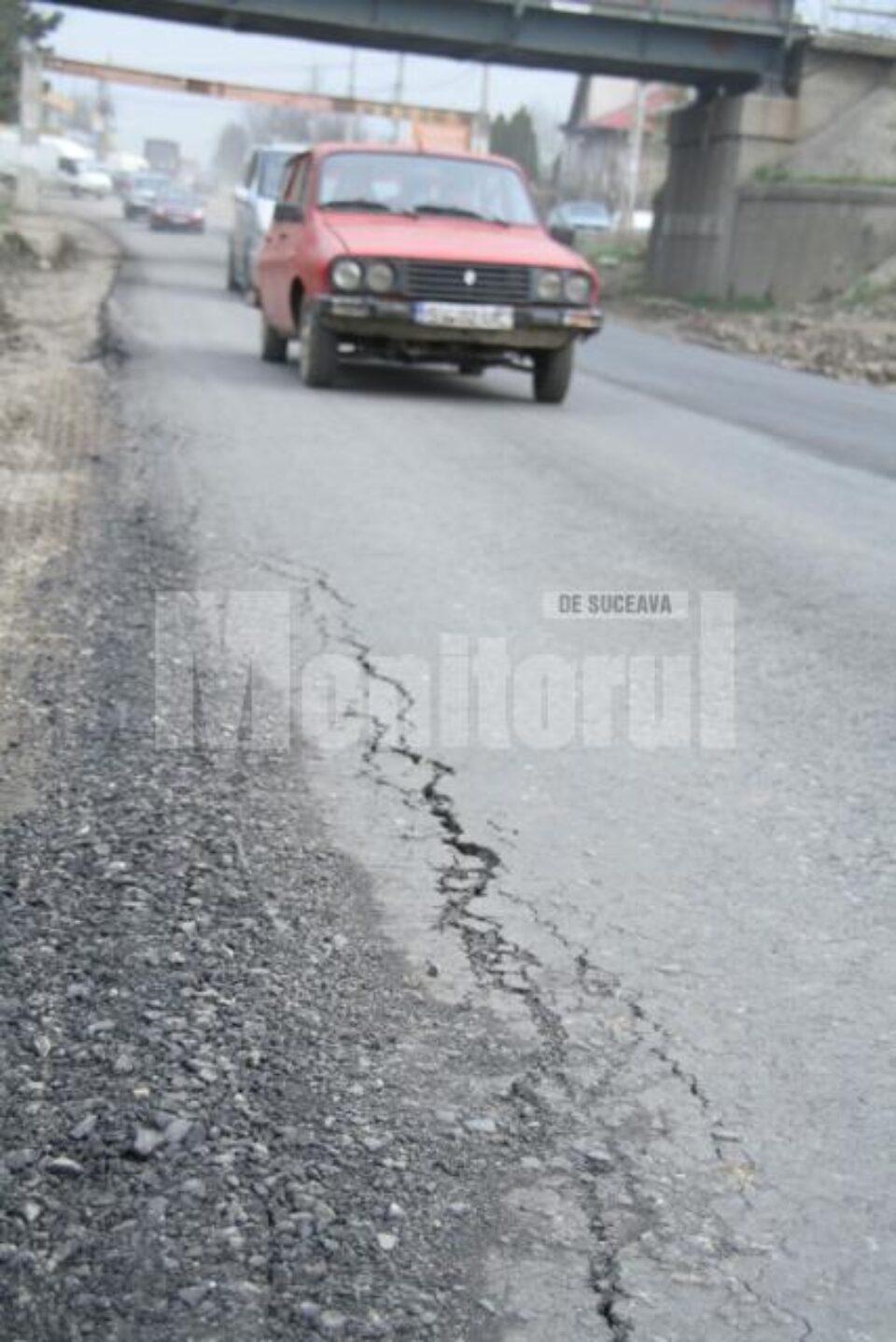 Asfaltul a crăpat pe margini încă din prima zi
