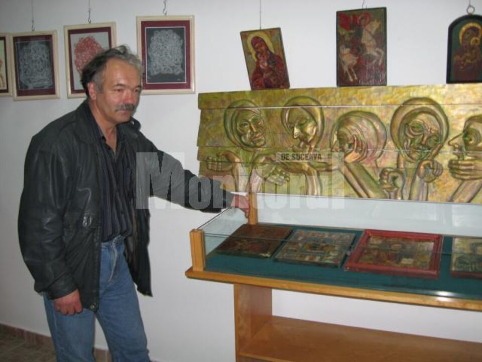 Gheorghe Ropciuc lângă “altarul” expoziției sale