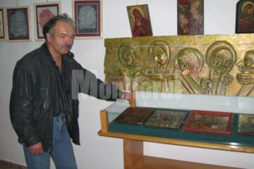 Gheorghe Ropciuc lângă “altarul” expoziției sale