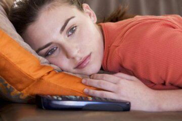Adolescenții care au televizor în camera lor deprind obiceiuri nesănătoase