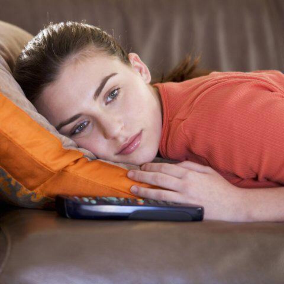 Adolescenții care au televizor în camera lor deprind obiceiuri nesănătoase