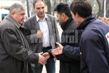 Gavril Mîrza și Vasile Vargan, discutând cu doi câmpulungeni
