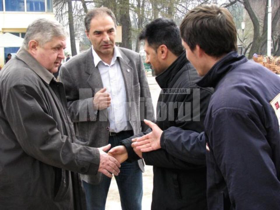 Gavril Mîrza și Vasile Vargan, discutând cu doi câmpulungeni Gavril Mîrza și Vasile Vargan, discutând cu doi câmpulungeni