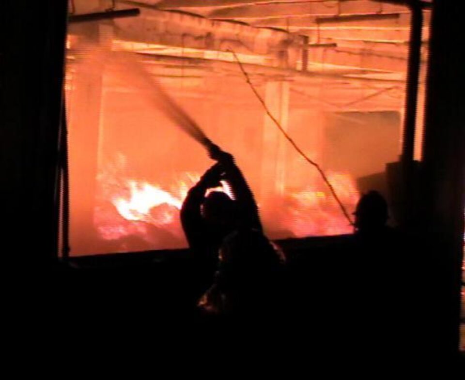 Un incendiu de proporții a mistuit fabrica de cherestea a lui Omar Hayssam. FOTO: informatia.ro Un incendiu de proporții a mistuit fabrica de cherestea a lui Omar Hayssam. FOTO: informatia.ro