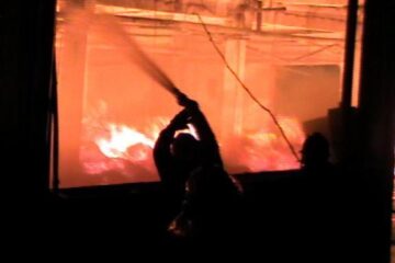 Un incendiu de proporții a mistuit fabrica de cherestea a lui Omar Hayssam. FOTO: informatia.ro