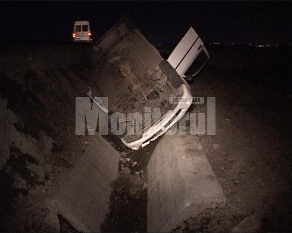 Mașina s-a răsturnat în șanțul betonat de la marginea drumului Mașina s-a răsturnat în șanțul betonat de la marginea drumului