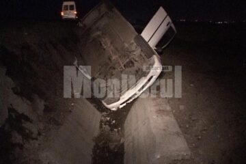 Mașina s-a răsturnat în șanțul betonat de la marginea drumului