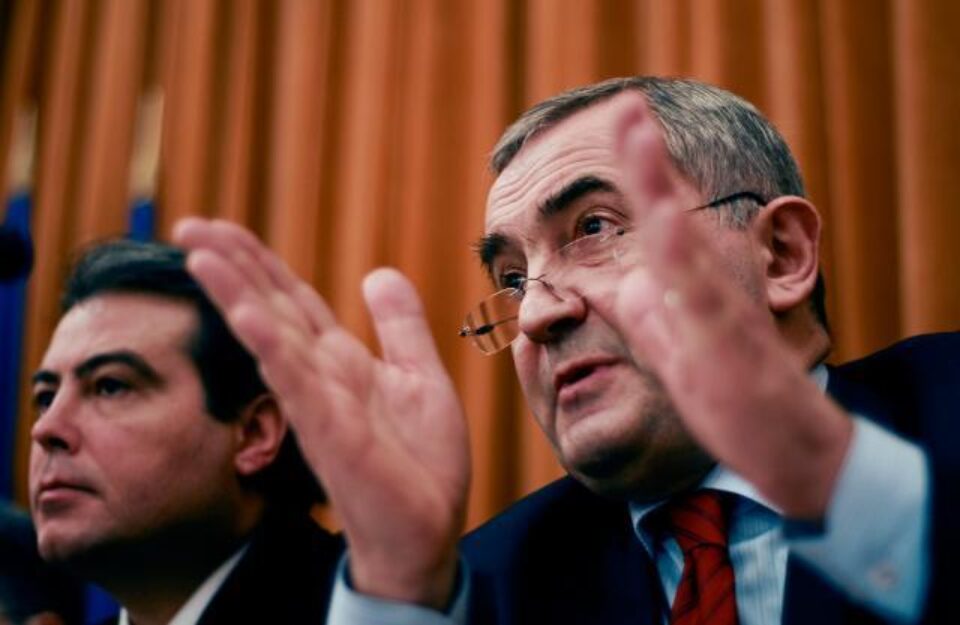 Lazăr Comănescu (D) vine la șefia Ministerului de Externe după demisia lui Adrian Cioroianu (S). Foto: MEDIAFAX
