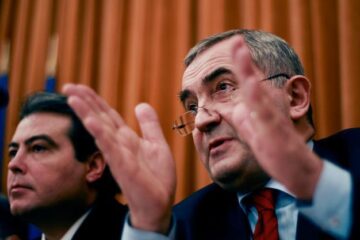 Lazăr Comănescu (D) vine la șefia Ministerului de Externe după demisia lui Adrian Cioroianu (S). Foto: MEDIAFAX
