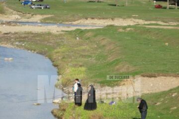 Pescari în straie monahale: Stareța de la Voroneț, la pescuit pe malul Moldovei