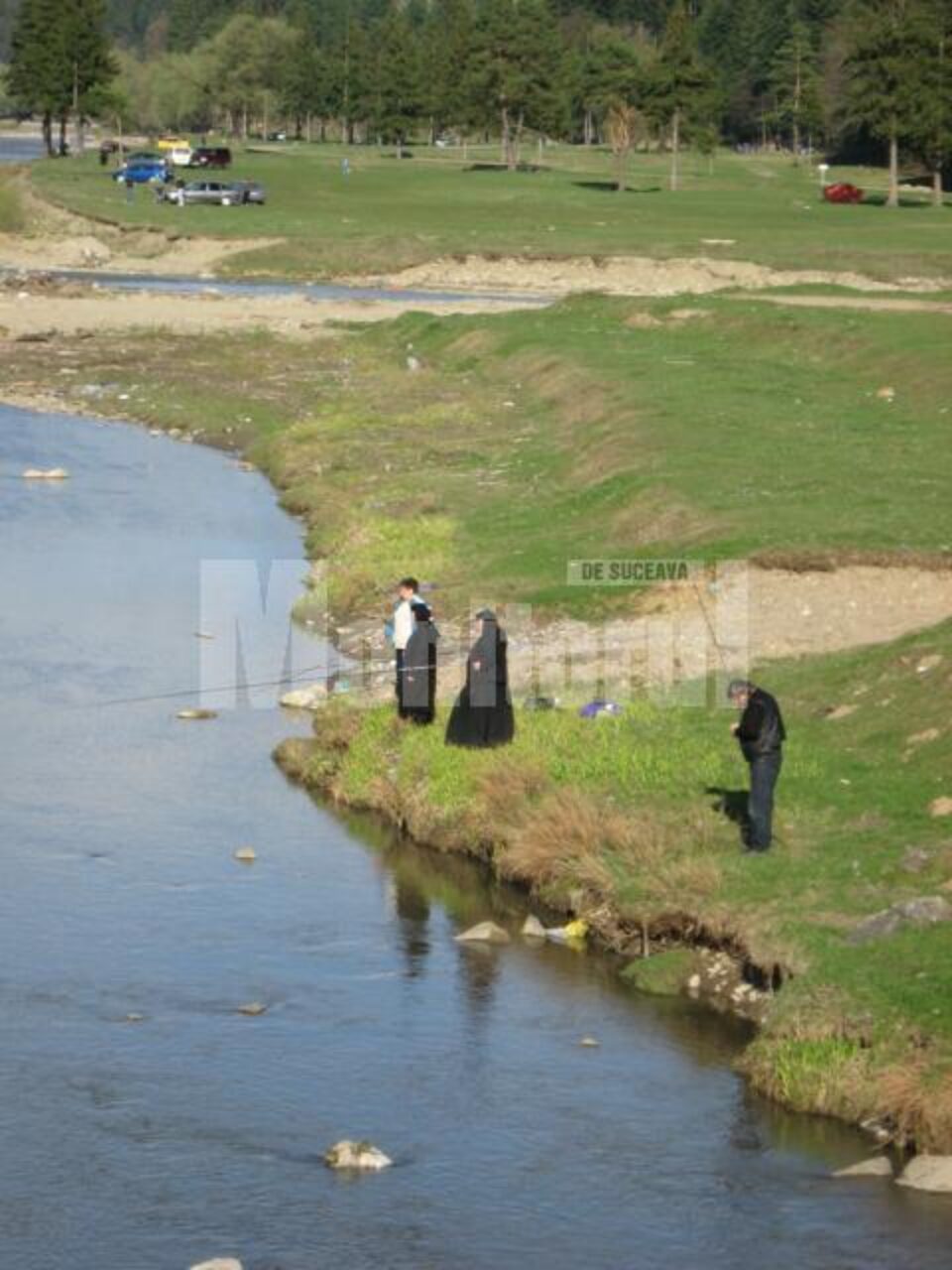 Pescari în straie monahale: Stareța de la Voroneț, la pescuit pe malul Moldovei